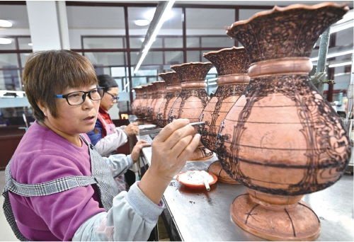 景泰蓝制造助力乡村振兴